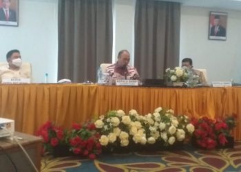 Diundang di Acara Rakor BNN, Rektor IAIK DR Muliadi Mendapat Kehormatan Terima Spanduk Anti Narkoba