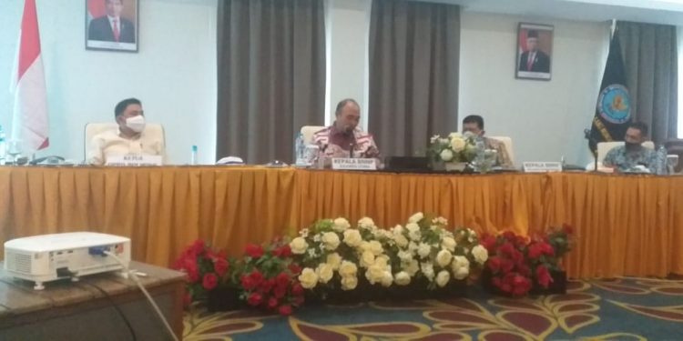 Diundang di Acara Rakor BNN, Rektor IAIK DR Muliadi Mendapat Kehormatan Terima Spanduk Anti Narkoba